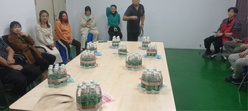 這家公司真土豪，套圈竟用現(xiàn)金當(dāng)禮品！
